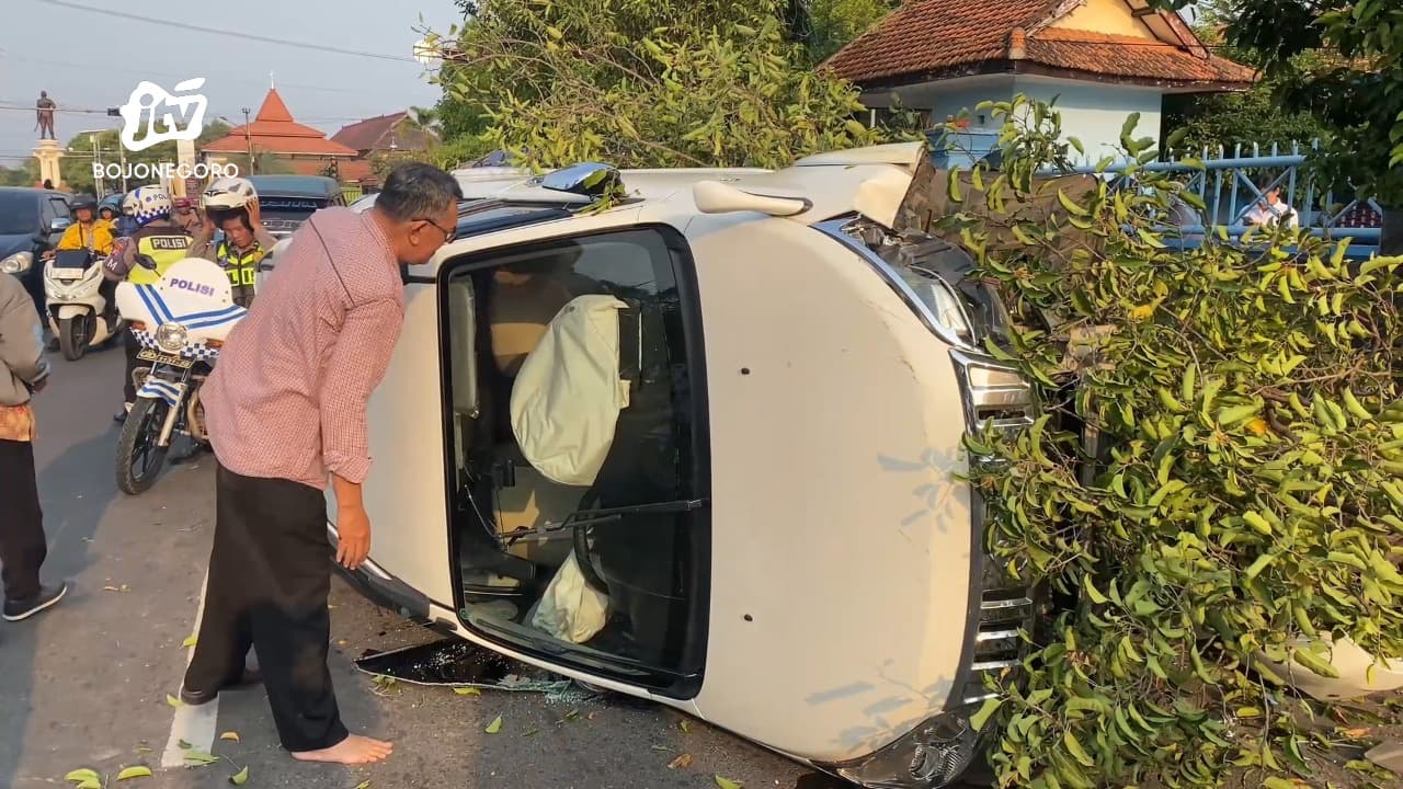 Sopir Silau Terkena Sinar Matahari, Mobil di Tuban Oleng Hingga Terguling