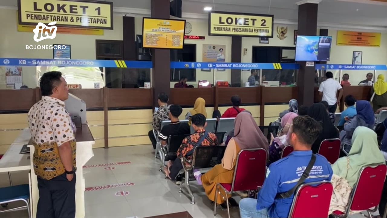 Ada Program Pemutihan, Ratusan Warga Serbu Samsat Bojonegoro