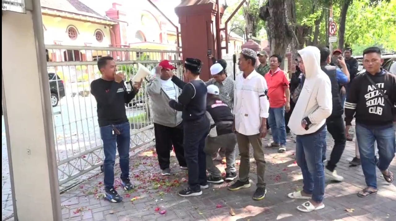 Tabur Bunga di PN Surabaya Prihatin Vonis Bebas Ronald Tannur