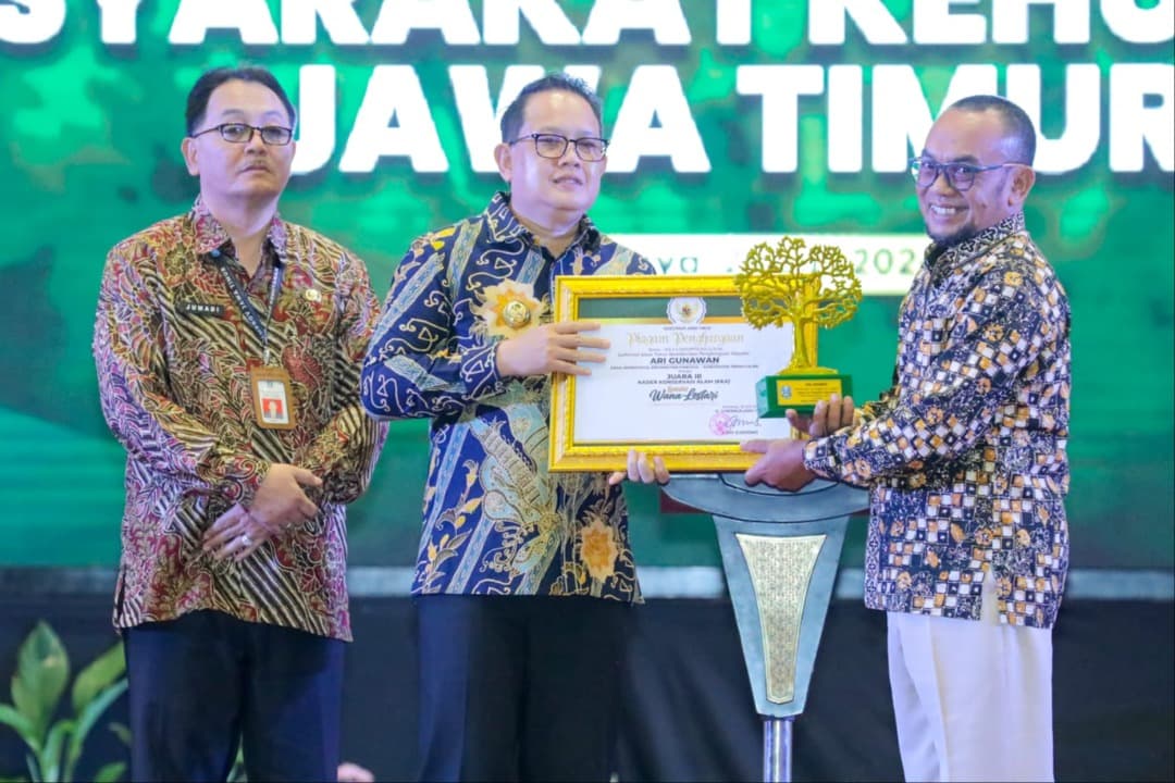 Pj. Gubernur Adhy Ajak Masyarakat Jatim Sedekah Oksigen dengan Tanam Mangrove