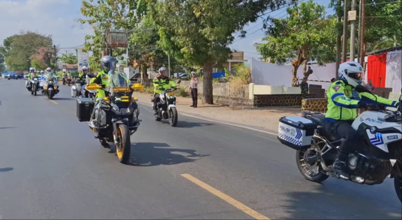 Kapolda Jatim Cek Jalur Lalu Lintas Surabaya Hingga Pacitan Gunakan Sepeda Motor