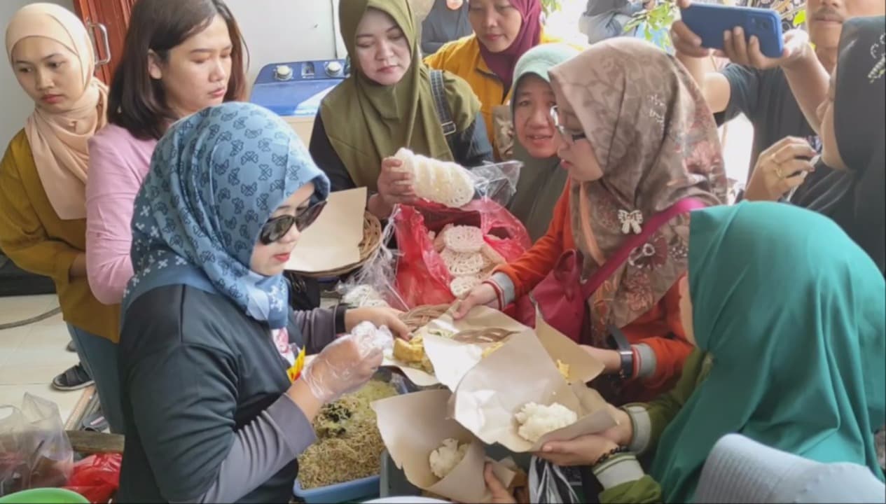 Ratusan Warga Serbu Nasi Pecel Tumpang Gratis Saat Peresmian Jembatan Jongbiru Kediri