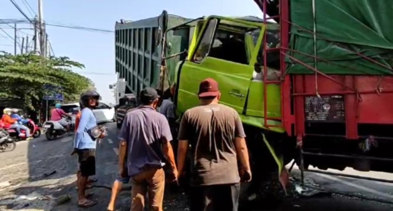 Hindari Pemotor, Truk Gandeng Tabrak Tronton di Babat Lamongan