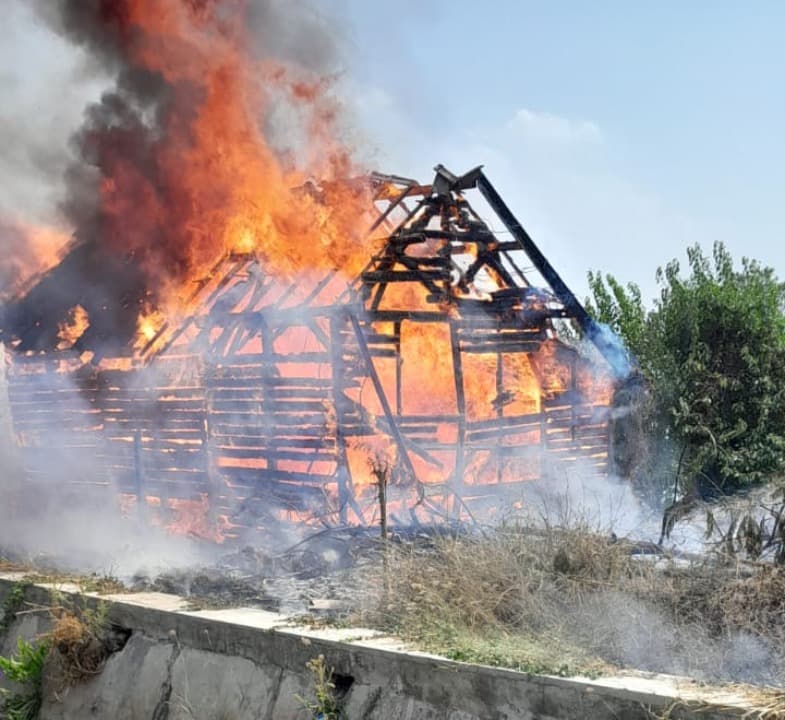 Gubug Penyimpanan Alat Tambak di Pondok Benowo Indah Terbakar