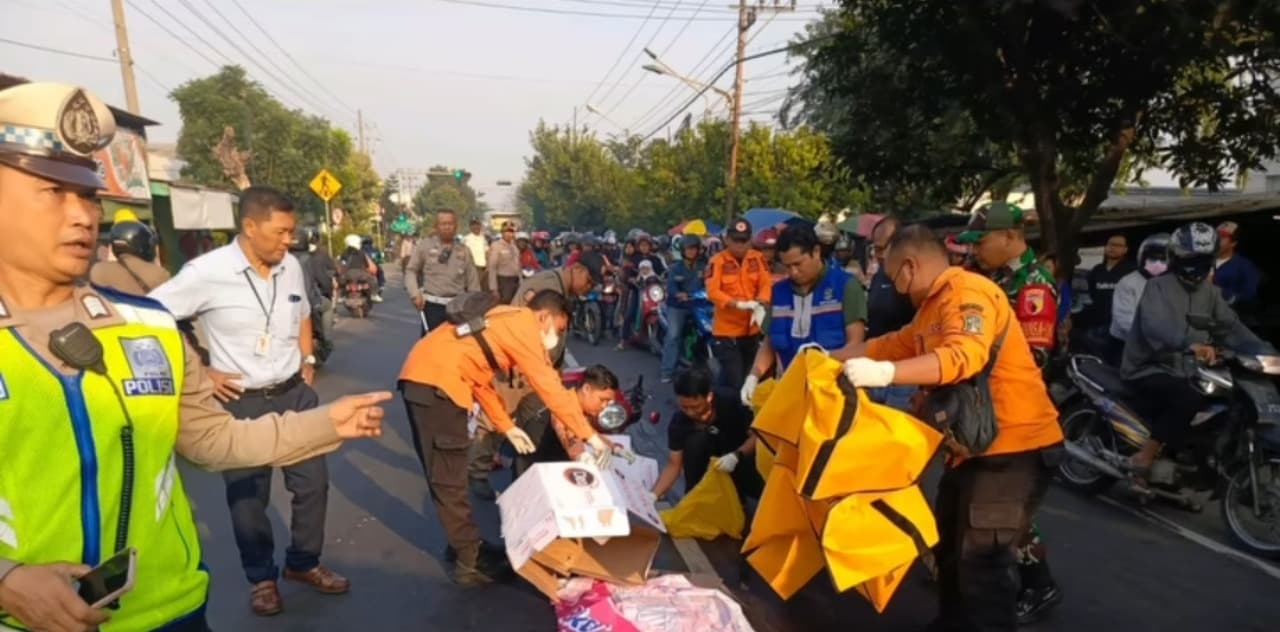 Pemotor Lansia asal Gresik Tewas Terlindas Truk di Jalan Mastrip