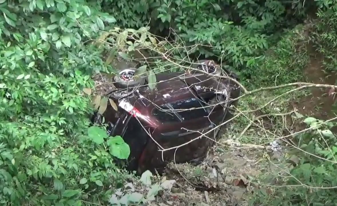 Hindari Truk, Xenia Terjun ke Jurang di Gunung Gumitir Jember