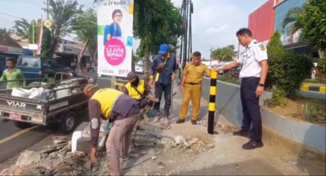 Sering Macet, Dishub Kota Kediri Tertibkan Parkir Liar Depan Ketos