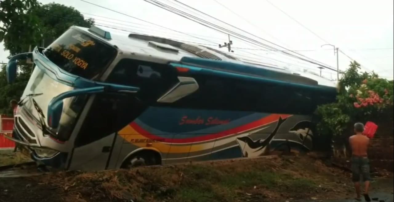 Tabrak Bus Mira, Bus Sumber Selamat Terperosok ke Parit di Ngawi