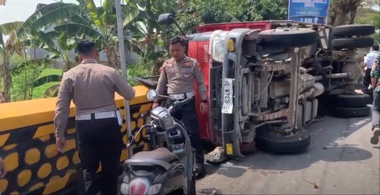 Hindari Pemotor, Truk Lawan Arus Tabrak Motor Hingga Terguling