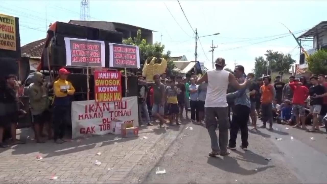 Protes Pabrik Cemari Sungai, Warga Beji Pasuruan Blokir Jalan Raya