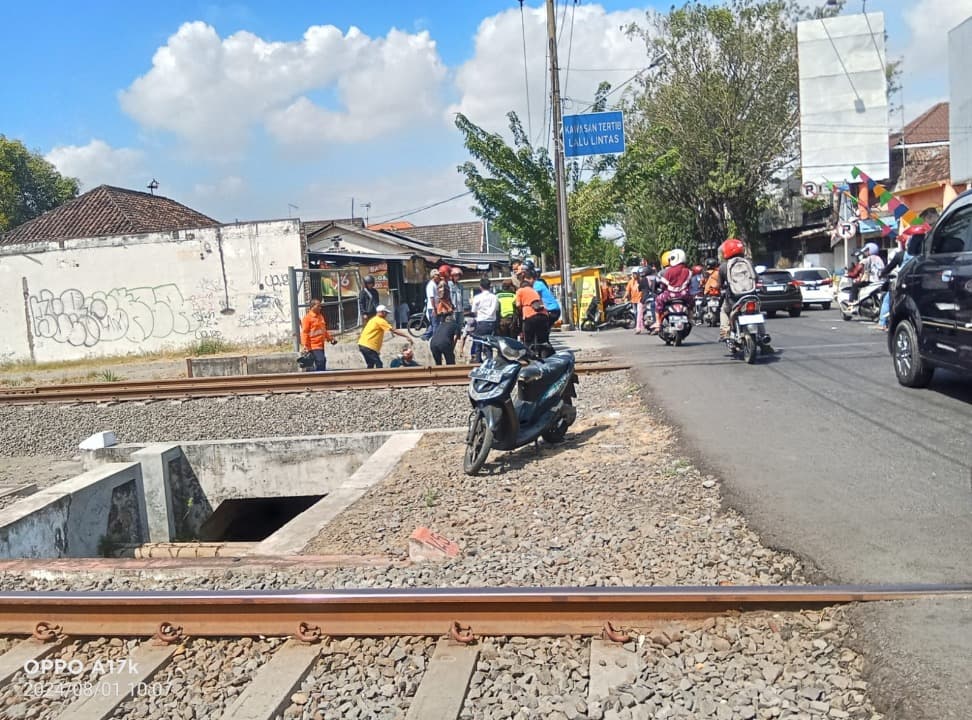 Terobos Palang Perlintasan, Pasutri Lansia di Mojokerto Tertabrak KA Sancaka