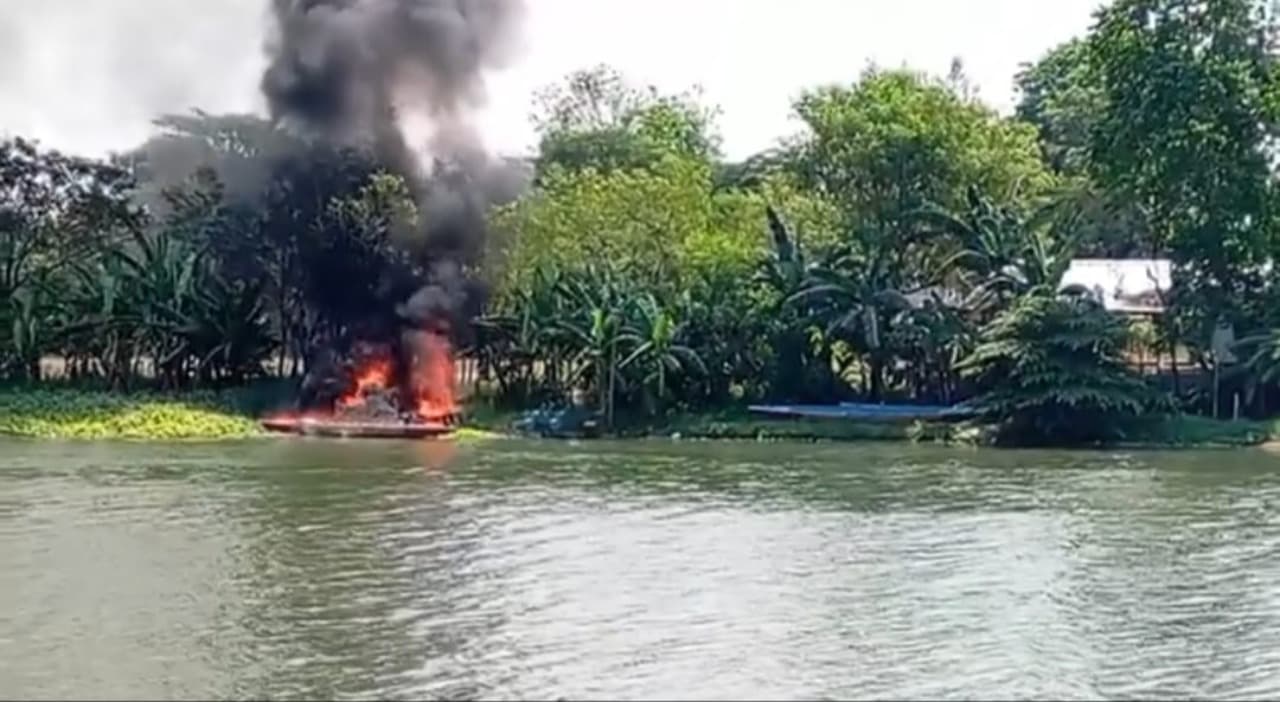 Perahu Naga Milik Disbudporapar Kabupaten Mojokerto Hangus Terbakar