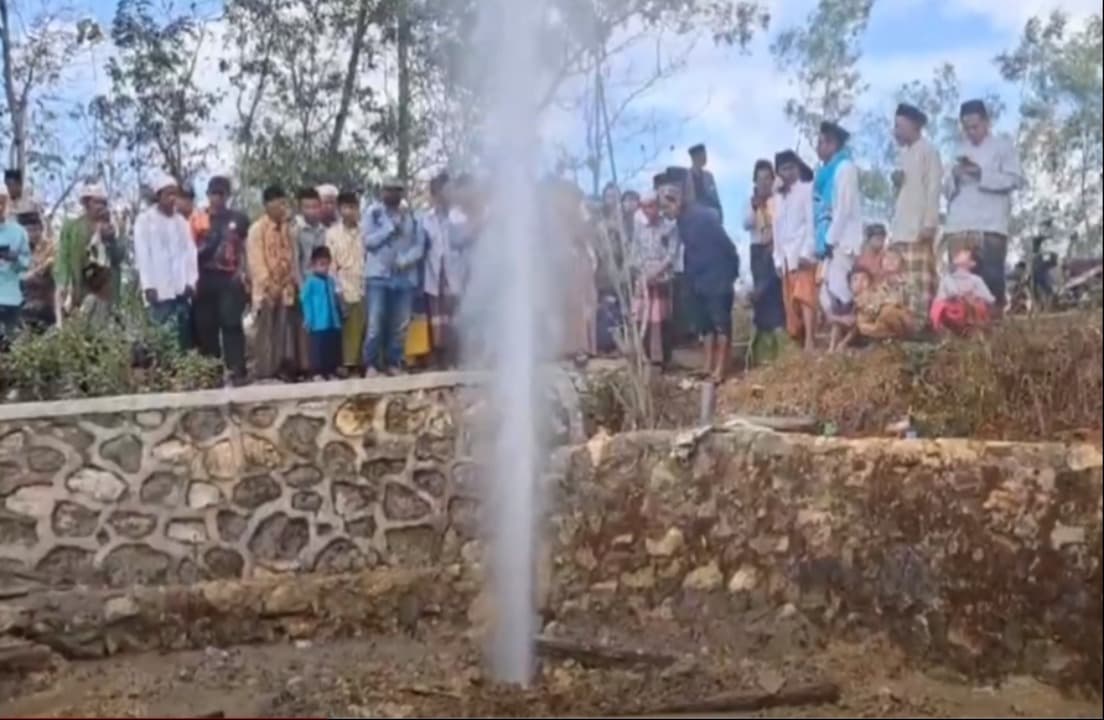 Semburan Air Setinggi 20 Meter Gegerkan Warga Omben Sampang