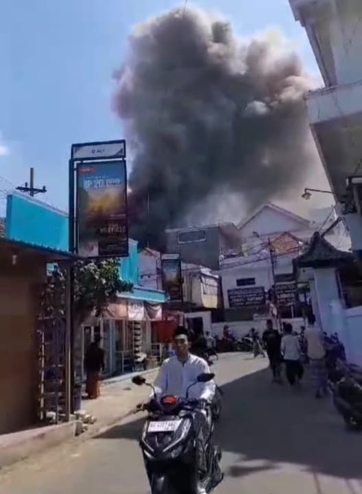 Rumah Pengasuh Ponpes Lirboyo Kediri Terbakar, 10 Santri Dievakuasi