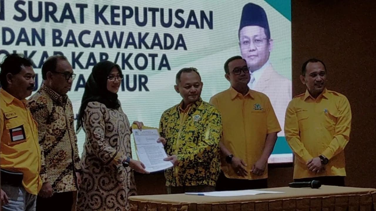 Bu Ipuk dan Cak Ipin Dapat SK Dari Partai Golkar Jatim