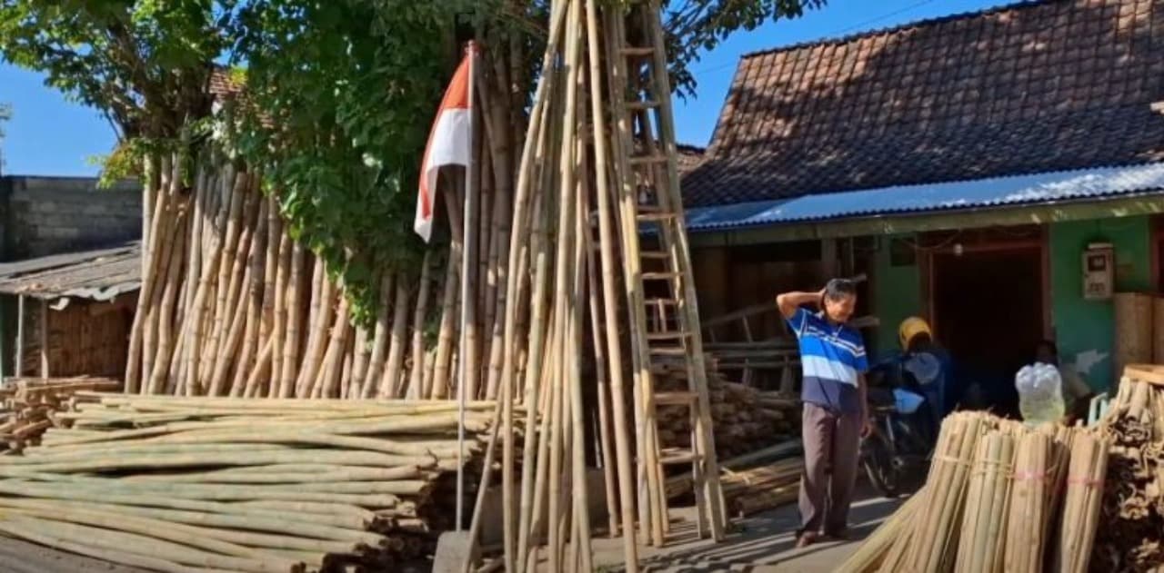 Berkah HUT Kemerdekaan RI, Penjual Bambu Umbul - Umbul Laris Manis