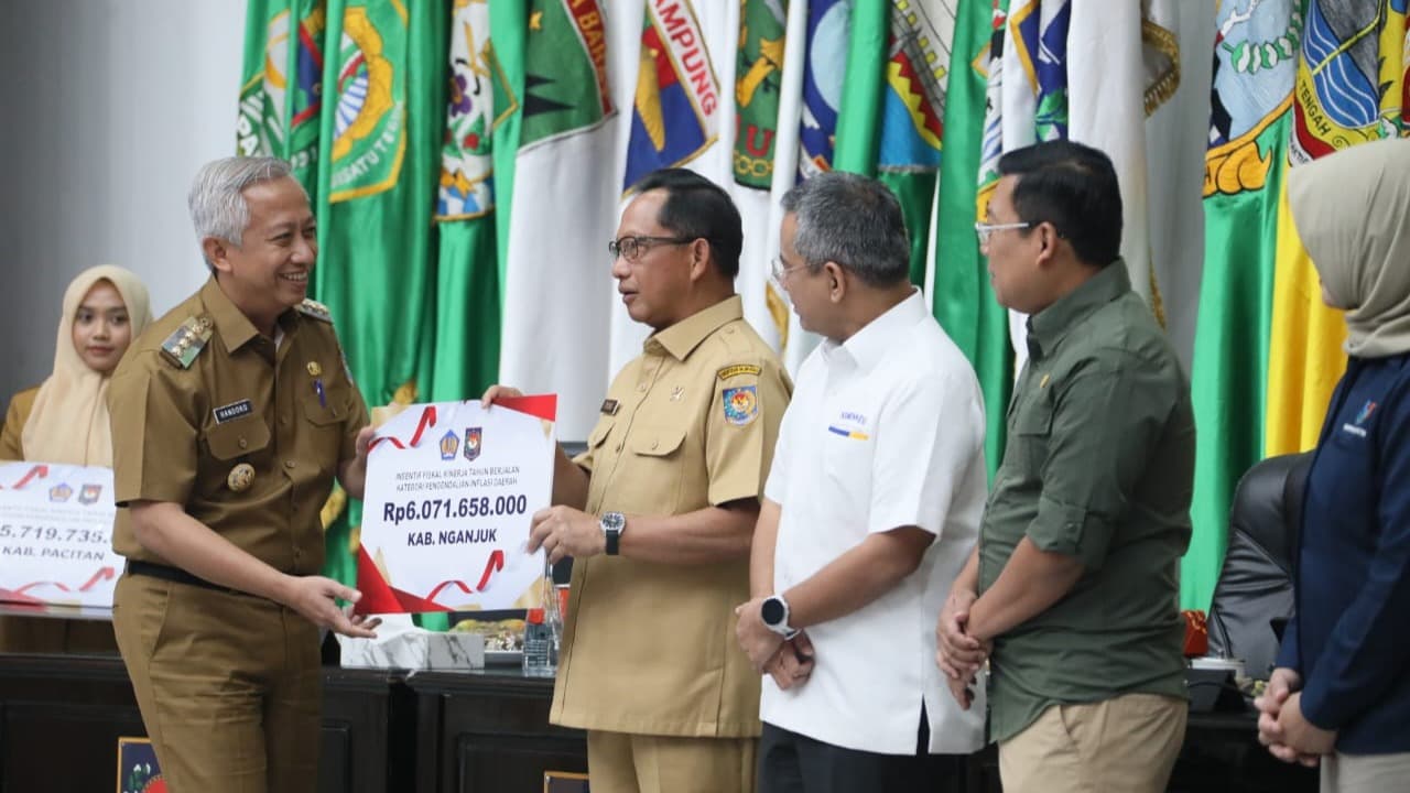 Pj Bupati Nganjuk Terima Insentif Fiskal Rp 6 M atas Keberhasilan Pengendalian Inflasi di Kabupaten Nganjuk