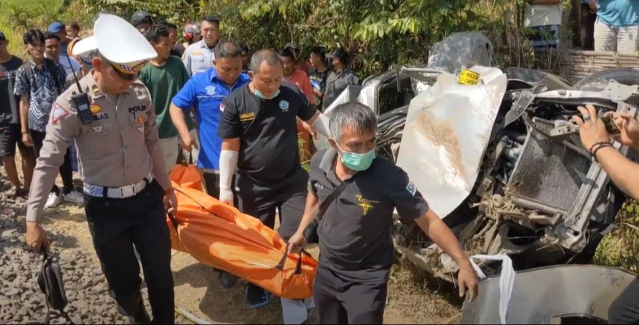 Avanza Tertabrak KA Parcel di Tulungagung, Satu Orang Tewas