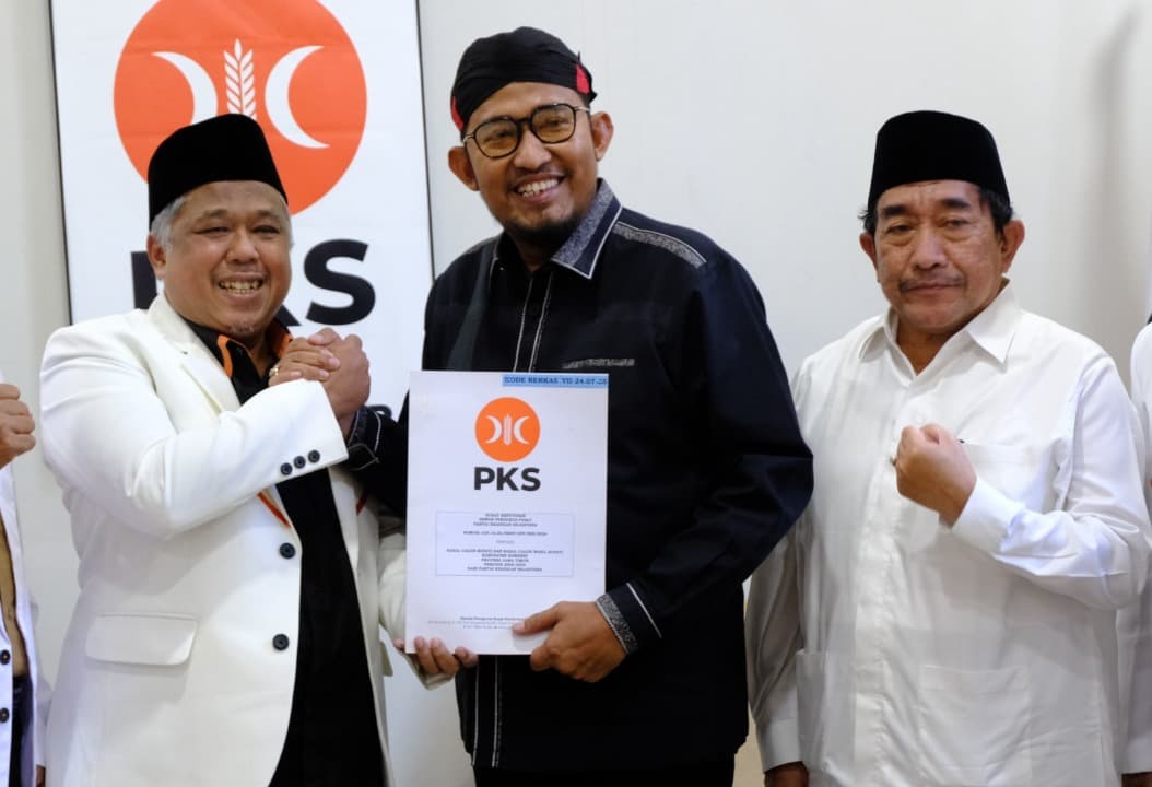 PKS Jatim serahkan SK DPP untuk Hari Wuryanto dan Achmad Fauzi di Pilkada Kabupaten Madiun dan Sumenep