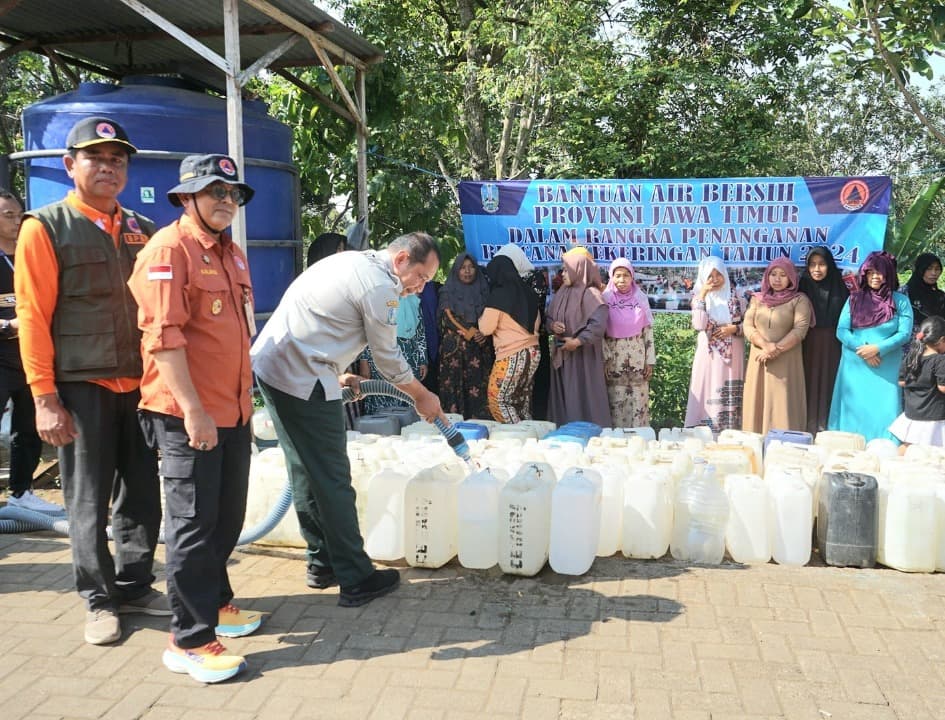 Atasi Kekeringan di Kabupaten Mojokerto, BPBD Jatim Droping Air Bersih ke Desa Kunjorowesi