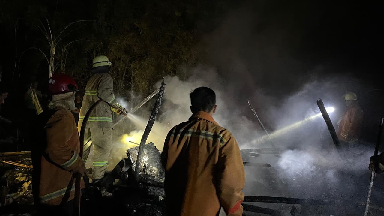 Ditinggal Pemilik ke Sawah, Galangan Kayu di Lamongan Terbakar