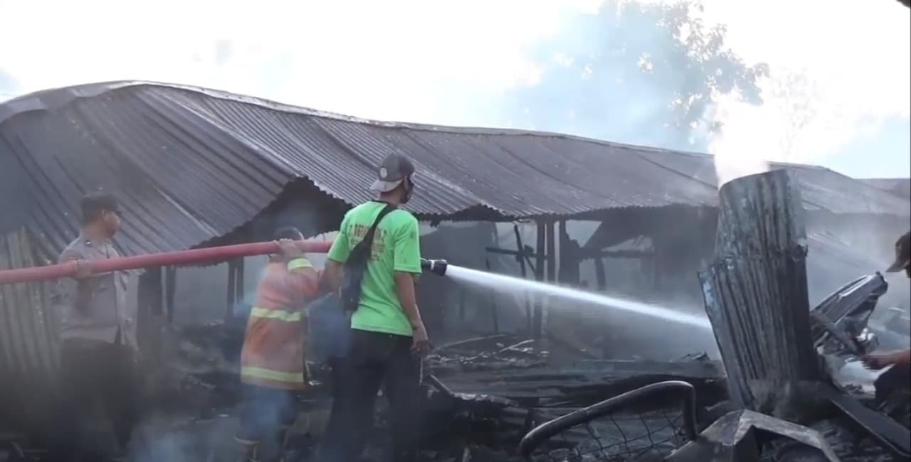 20 Kios Pasar Gentong Paron Ngawi Ludes Terbakar