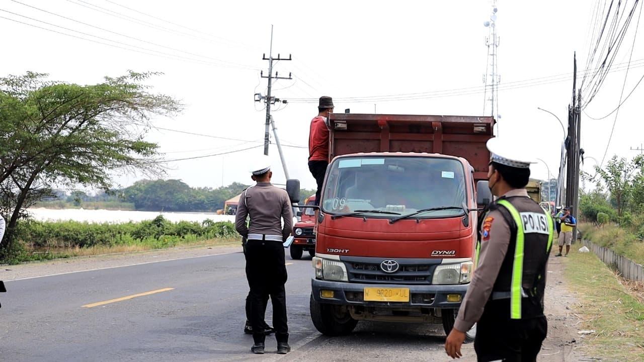 Puluhan Truk Tanpa Penutup Muatan Terjaring Razia di Jalan Manyar Gresik