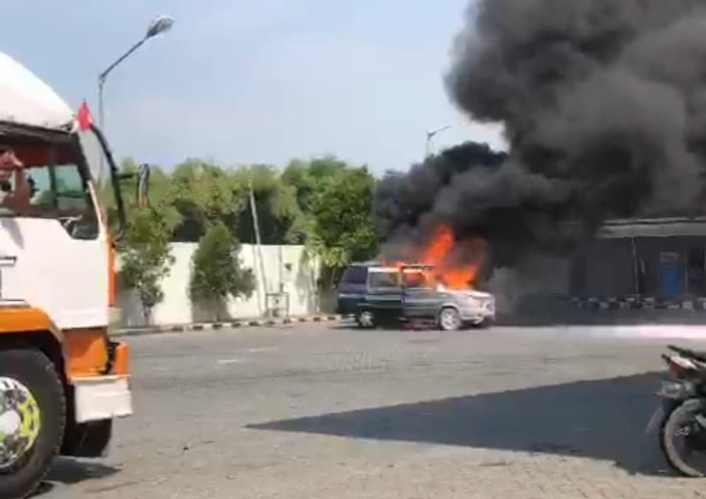 Antre BBM, Mobil Kijang Kapsul Terbakar di SPBU Mojokerto