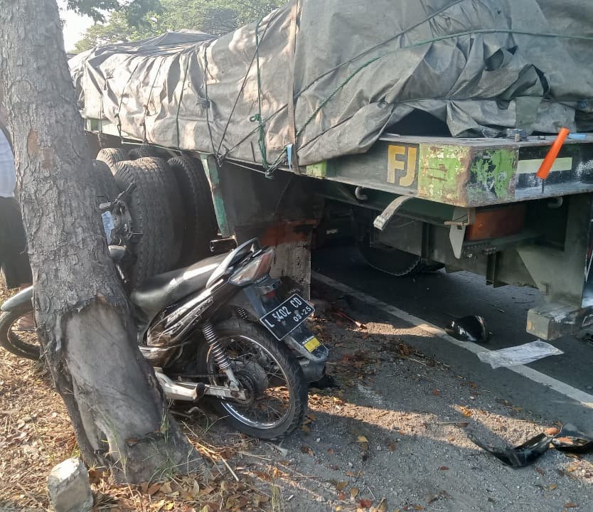 Ngantuk, Pemotor Suzuki Skywafe Tabrak Truk Parkir di Lamongan