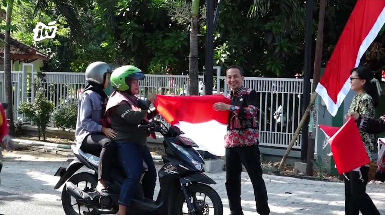 Sambut HUT RI ke 79, Dinas PKP Cipta Karya Bojonegoro Bagikan Bendera Gratis