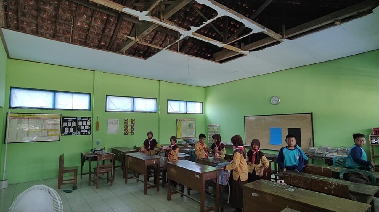 Ruang Kelas SDN Jeruk Magetan Rusak, Siswa Takut Tertimpa Plafon