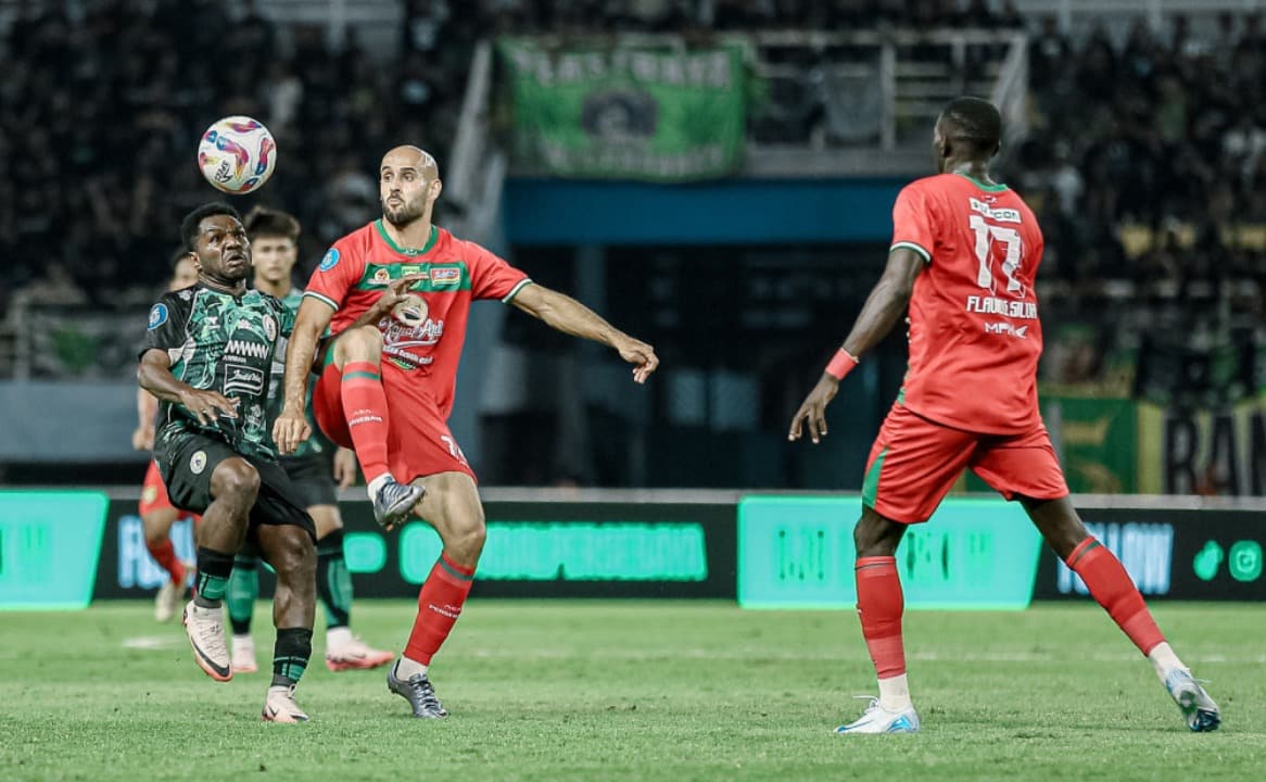 Gol Penalti Bruno Moreira Bantu Persebaya Bungkam PSS Sleman 1-0