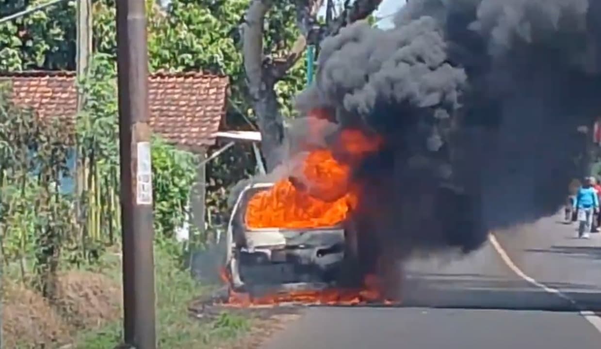 Usai Kulakan, Mobil Xenia di Banyuwangi Hangus Terbakar