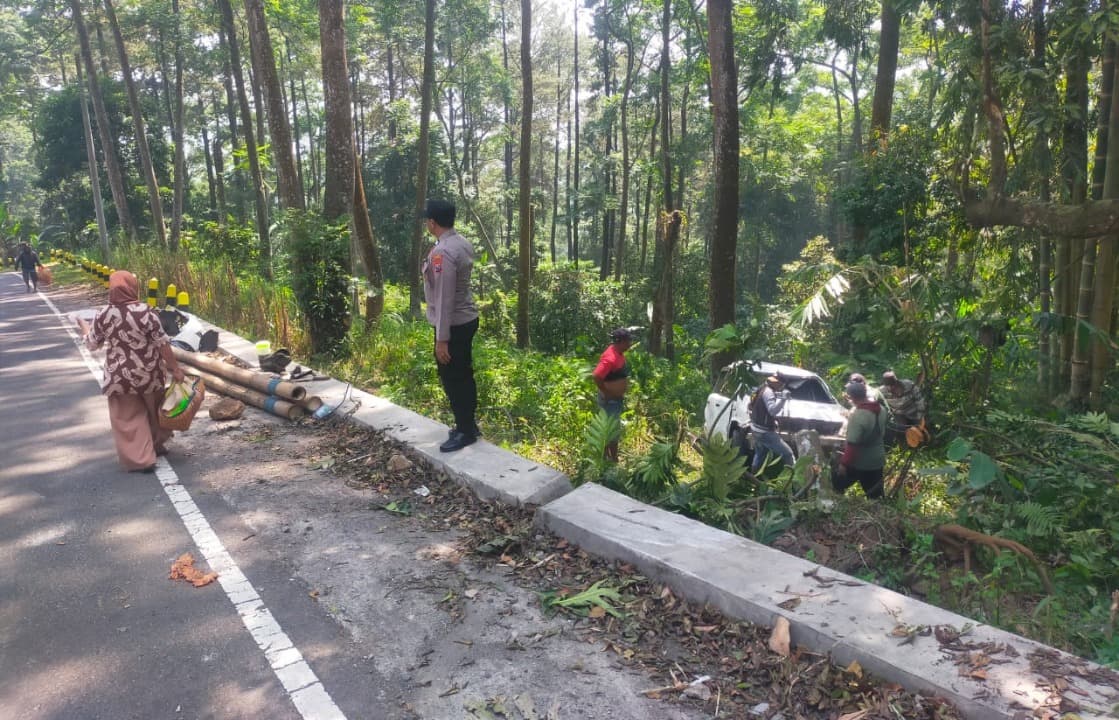 Pengemudi Mengantuk, Grand Livina Terjun ke Jurang Pacet Mojokerto