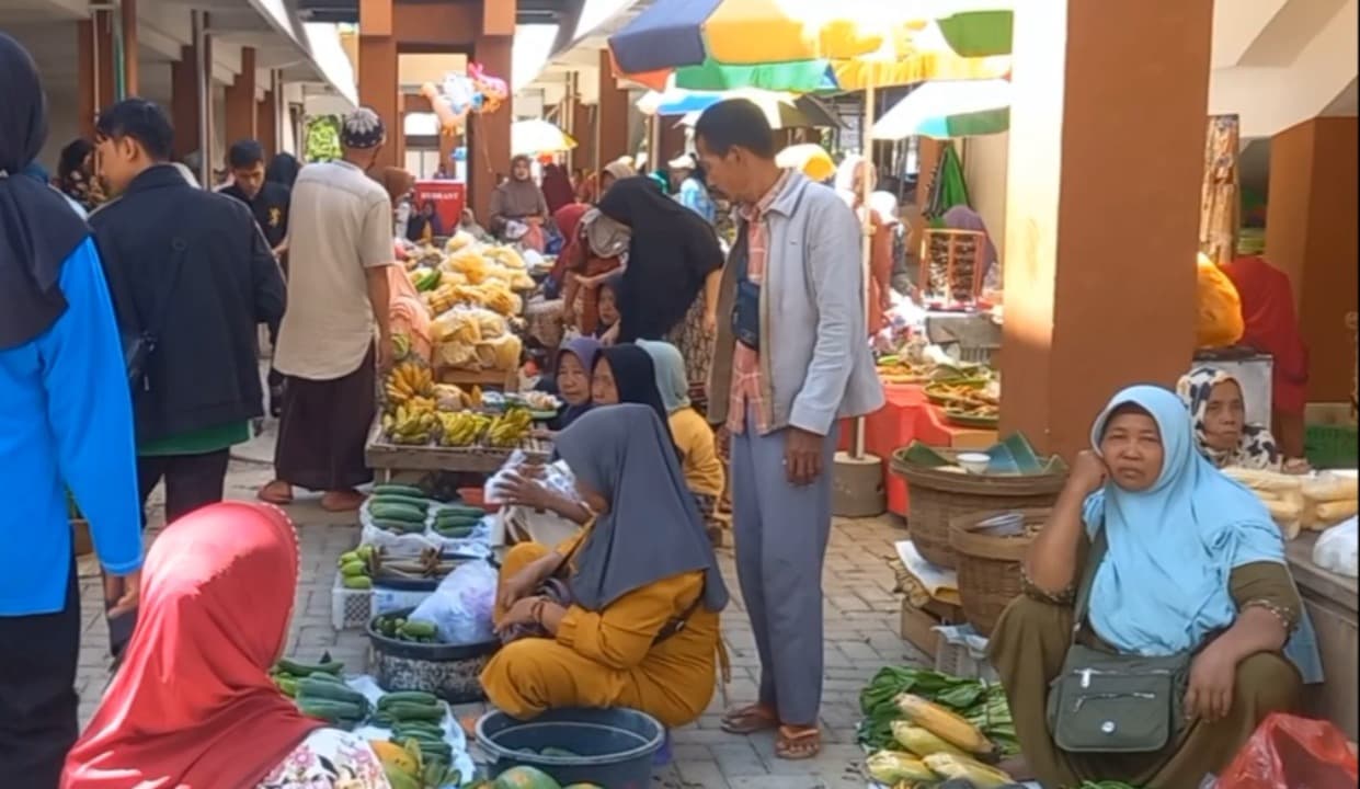 Tak Dapat Kios, Sejumlah Pedagang Berjualan di Emperan Pasar Kolpajung