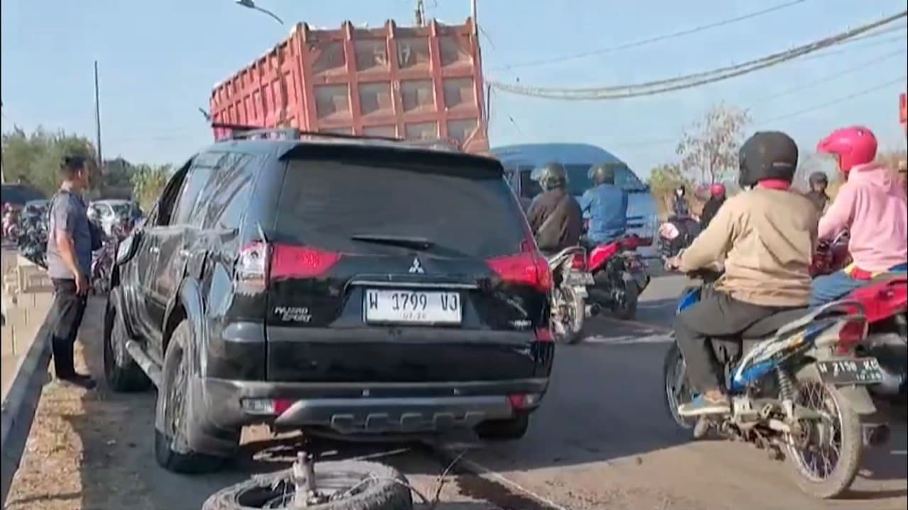 Pulang Karaoke, Pengemudi Sigra Tabrak Pajero di Manyar Gresik