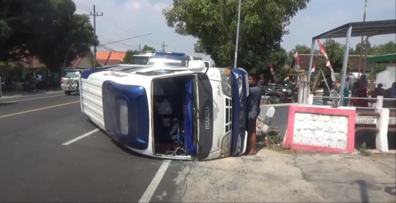 Mobil Rombongan Pesilat Terguling di Jombang, 3 Orang Terluka