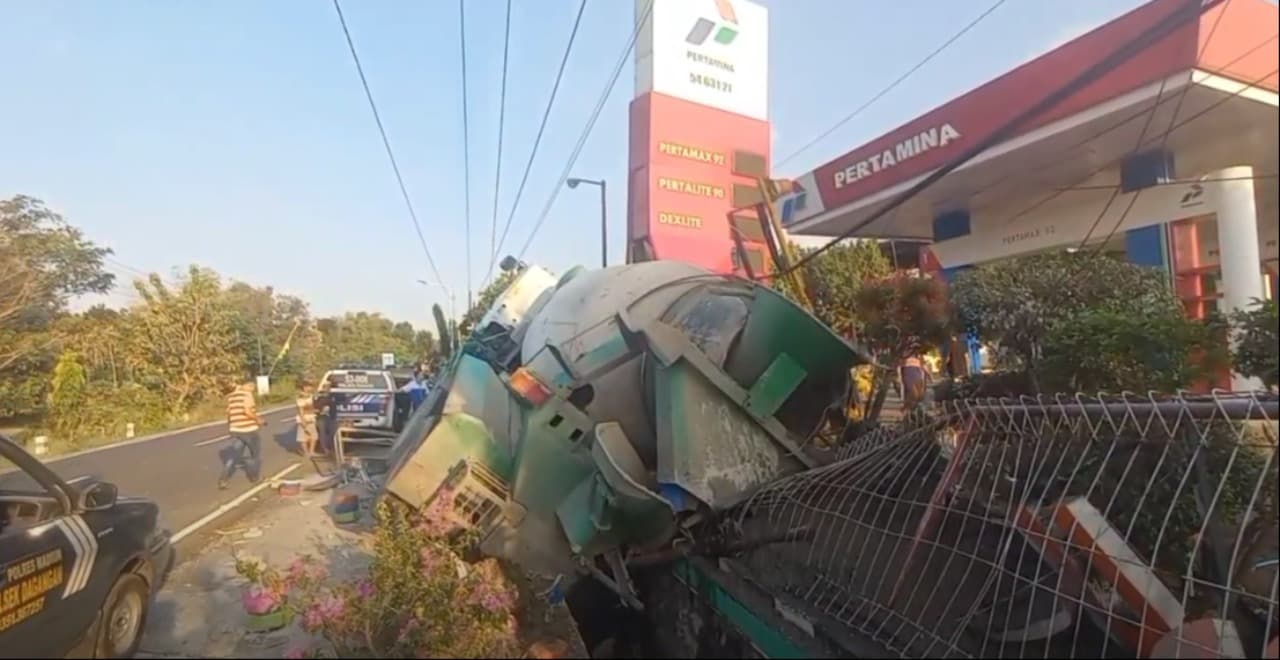 Tak Kuat Menanjak, Truk Molen Tabrak Pagar SPBU di Madiun