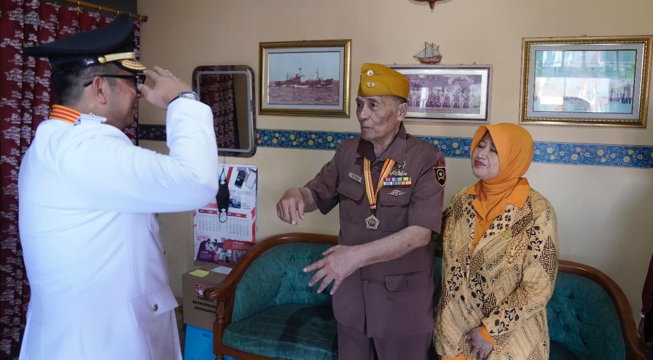 HUT Ke-79 RI, Mas Pj dan Forkopimda Kota Mojokerto Beri Bingkisan ke Veteran