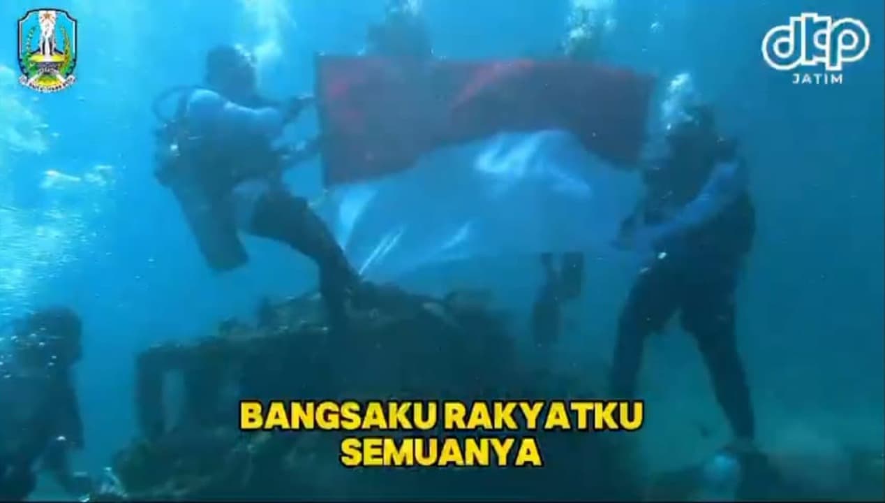 Dinas Kelautan dan Perikanan Jatim Kibarkan Bendera Merah Putih di Bawah Laut Pasir Putih Situbondo