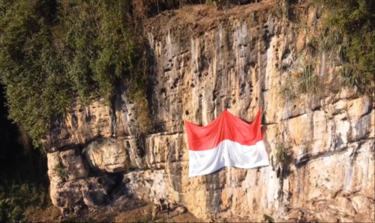 Unik, Upacara HUT RI Bendera Raksasa Berkibar di Atas Tebing Trenggalek