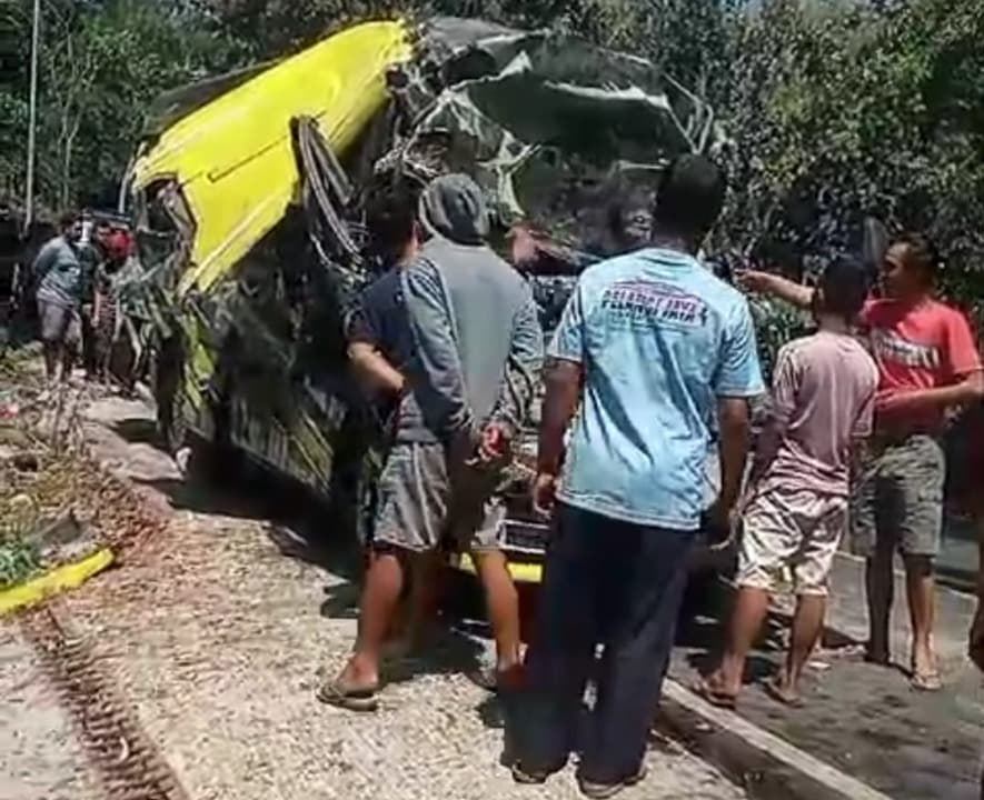 Elf Rombongan asal Surabaya Tabrak Motor di Jalur Bromo, 2 Orang Tewas