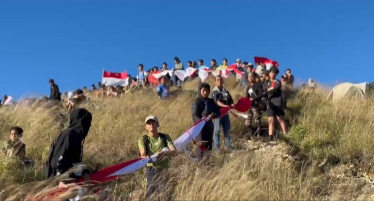 Ribuan Pendaki Bentangkan Bendera Merah Putih 1000 Meter di Gunung Penanggungan