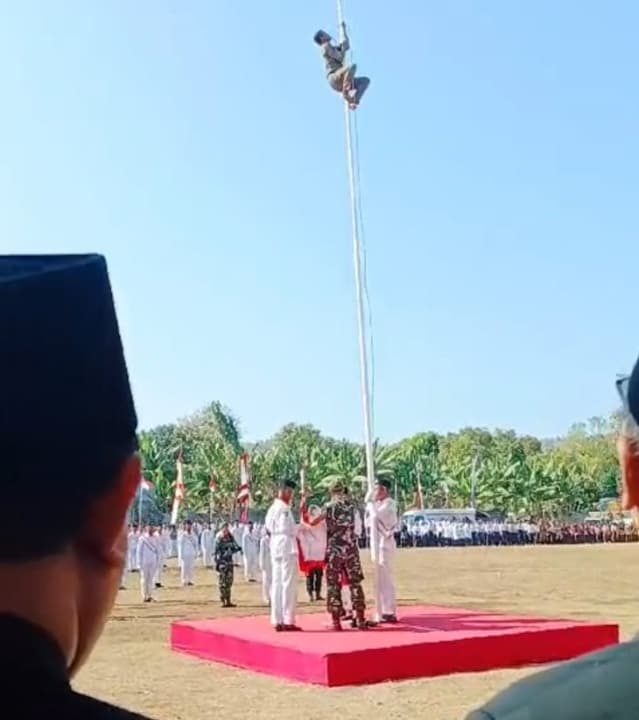 Bendera Merah Putih Lepas, Anggota Satpol PP Lamongan Panjat Tiang