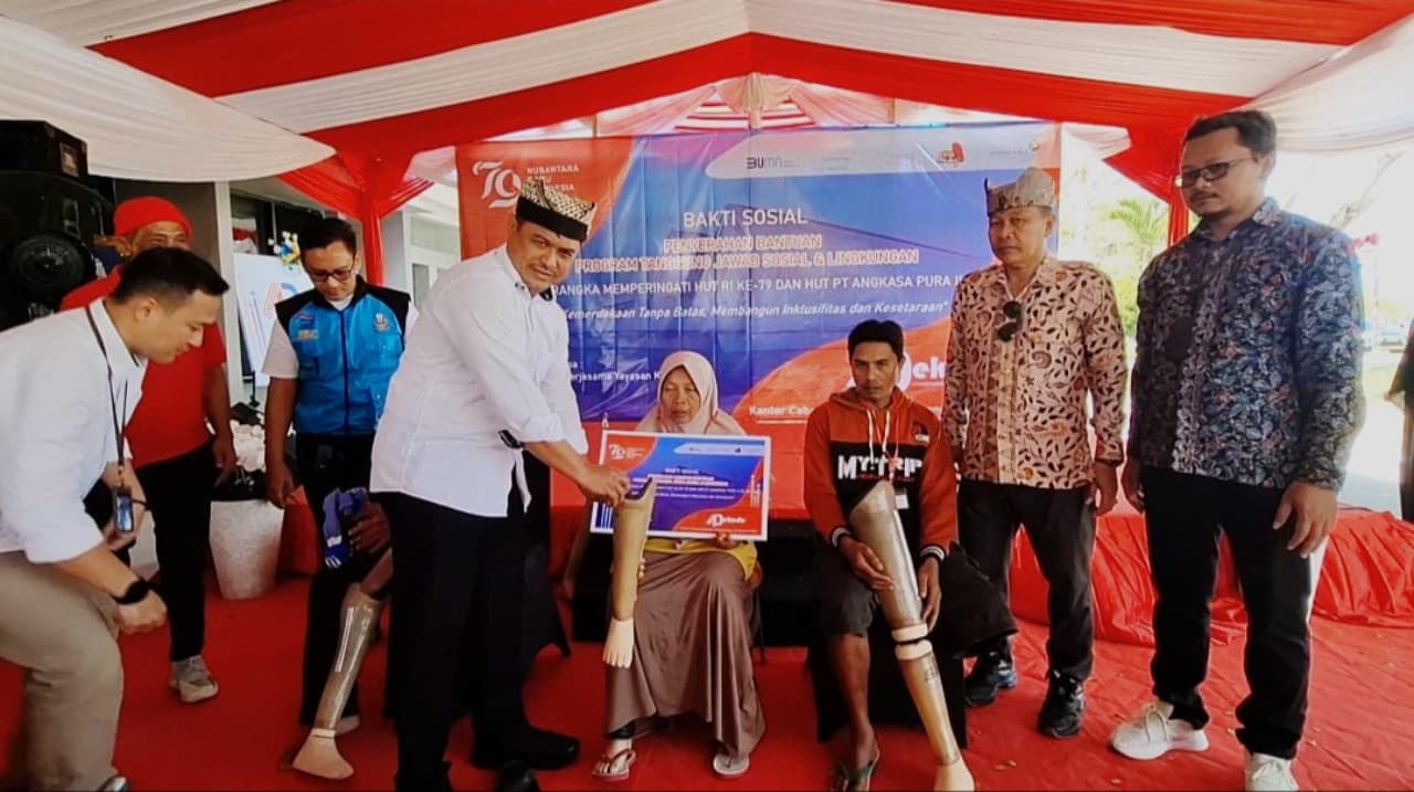 Puluhan penyandang disabilitas di Banyuwangi menerima kaki palsu,alat pendengaran, kursi roda hingga tongkat kruk.