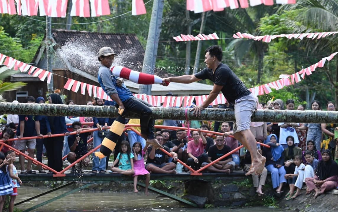 Meriahkan HUT RI ke-79, Warga Banyuwangi Lomba Gebuk Bantal