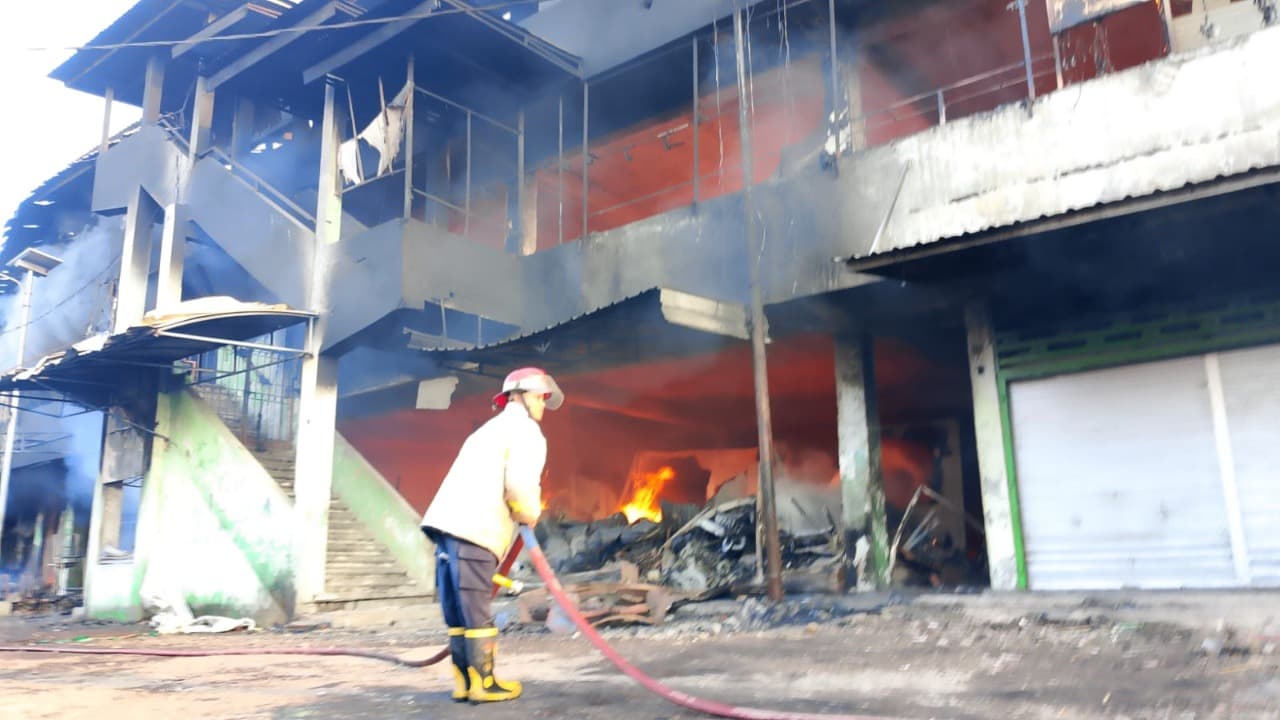 Pasar Tingkat Krian Terbakar, Puluhan Kios Hangus