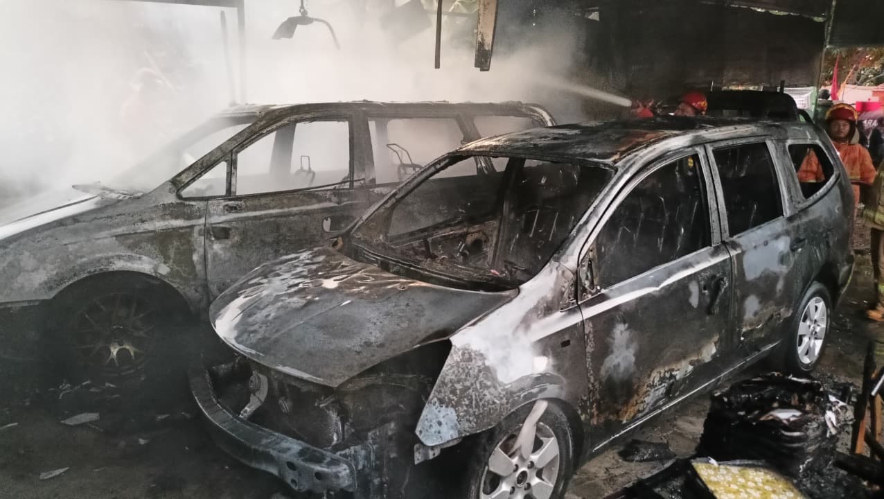 Toko Bangunan di Kota Madiun Terbakar, 3 Mobil Hangus