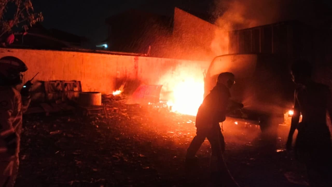 Bakar Sampah Merembet ke Truk, Warga Kutisari Surabaya Panik