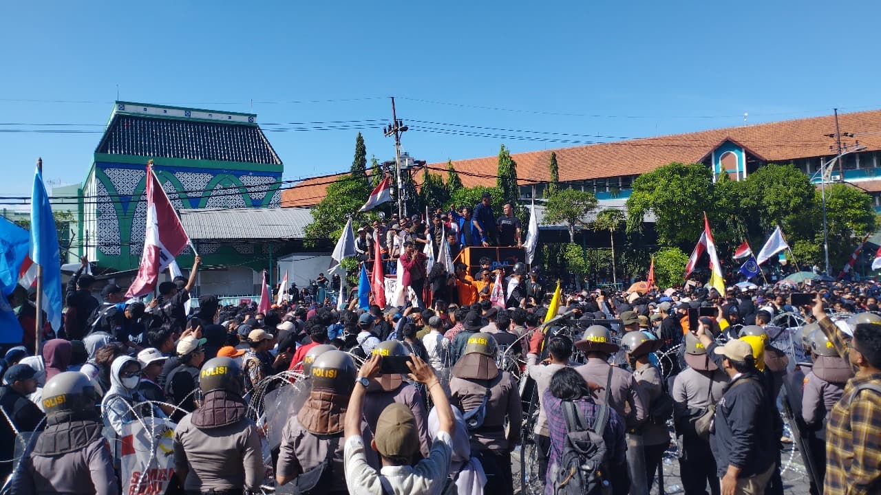 Ribuan Mahasiswa se Jatim Gelar Aksi di Depan DPRD Jatim